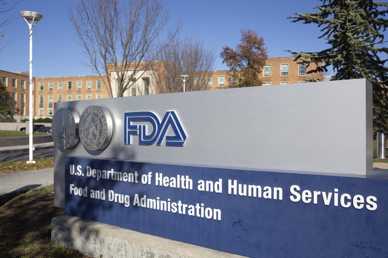 FDA trabaja para una rápida revisión de vacunas contra la variante ómicron