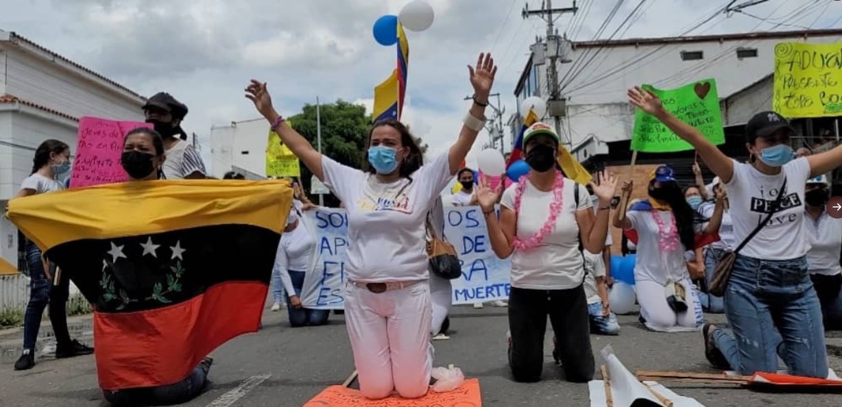 FOTOS: Mujeres pidieron, de rodillas, la reapertura de los puentes internacionales que unen a Venezuela y Colombia