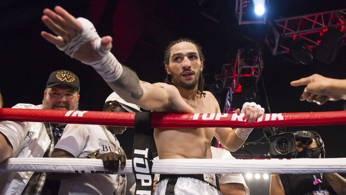 Con una reliquia de su abuelo: Nieto de Muhammad Ali ganó su primer combate por nocaut técnico en su debut