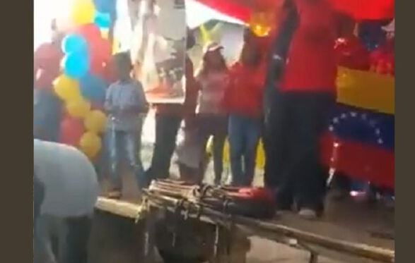 ¡ESTREPITOSO! Realizaban una actividad chavista en Portuguesa y la tarima se fue “pal’ piso” (VIDEO)