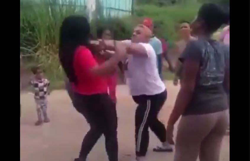 Se armó tángana entre mujeres chavistas que apoyan a candidatos en Charallave (Video)