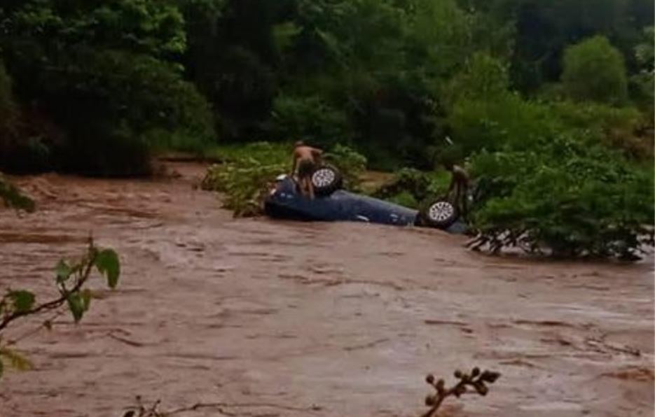 Vehículos fueron arrastrados tras crecida del río en pueblo de La Sabana, Vargas (Fotos)