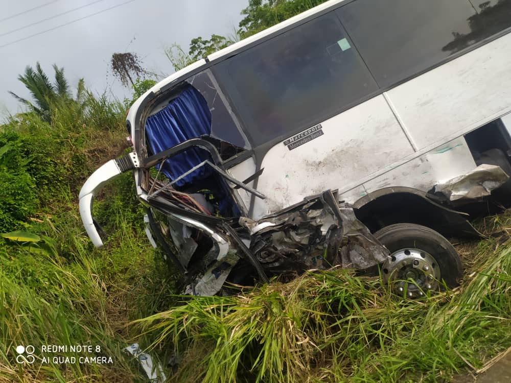 Choque entre un autobús y una pickup dejó tres muertos y dos heridos