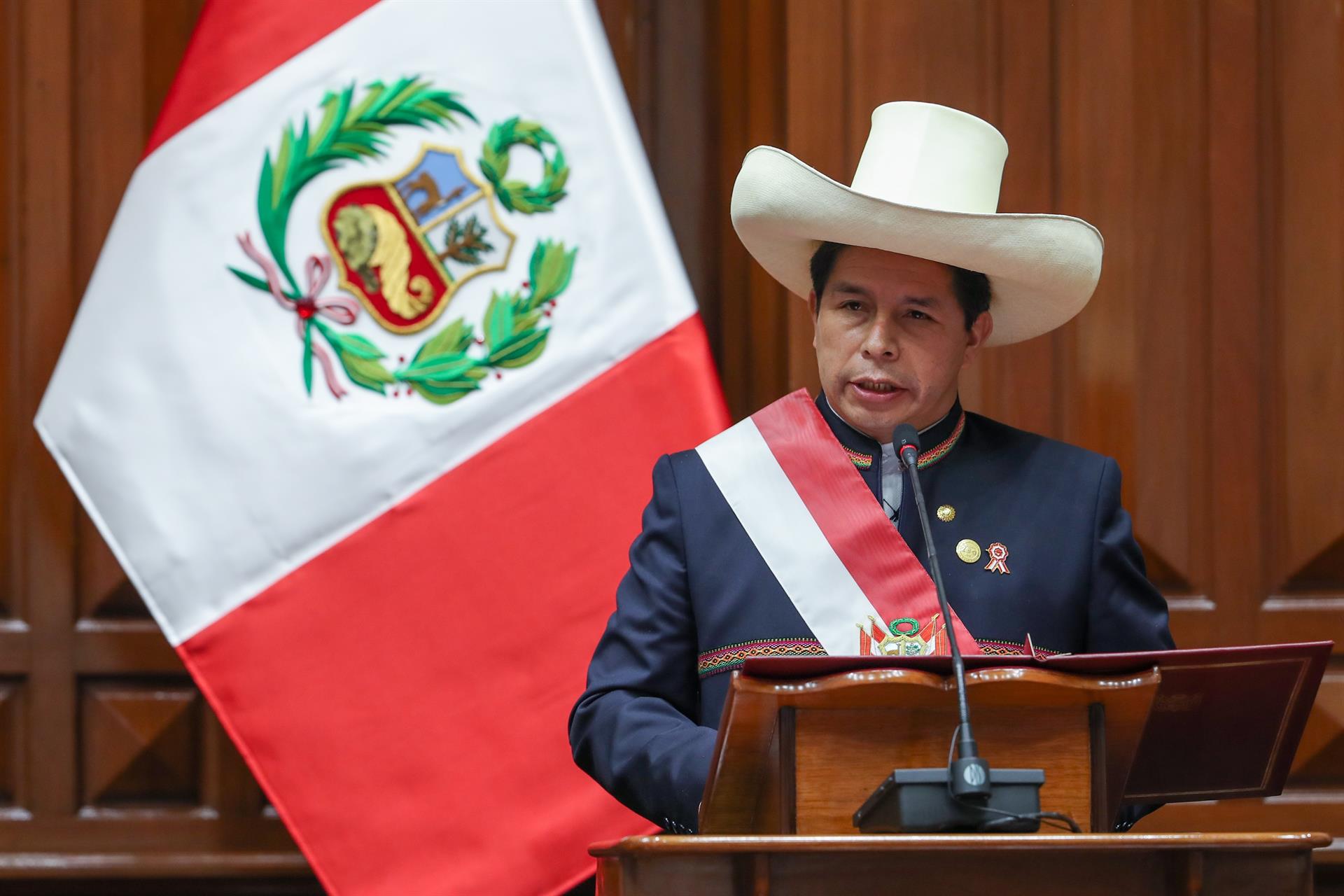 Congreso de Perú insta al presidente Castillo a cambiar ministros o podría desaprobar su investidura