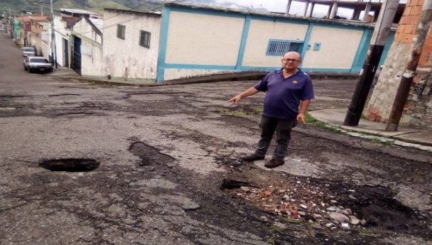 Familias se ven obligadas a abandonar sus casas por botes de aguas servidas en Táchira