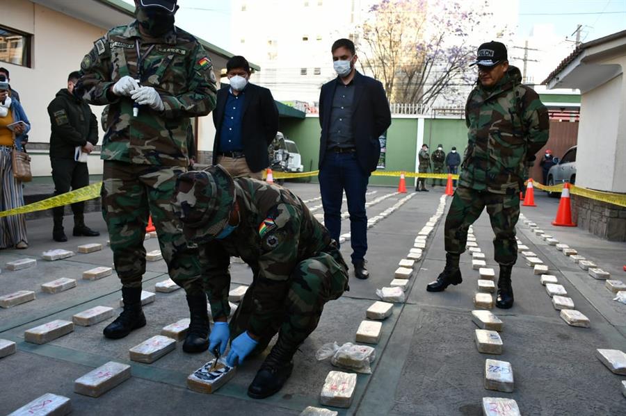 Bolivia confisca cocaína con supuesto rostro del fundador de Sendero Luminoso (FOTO)