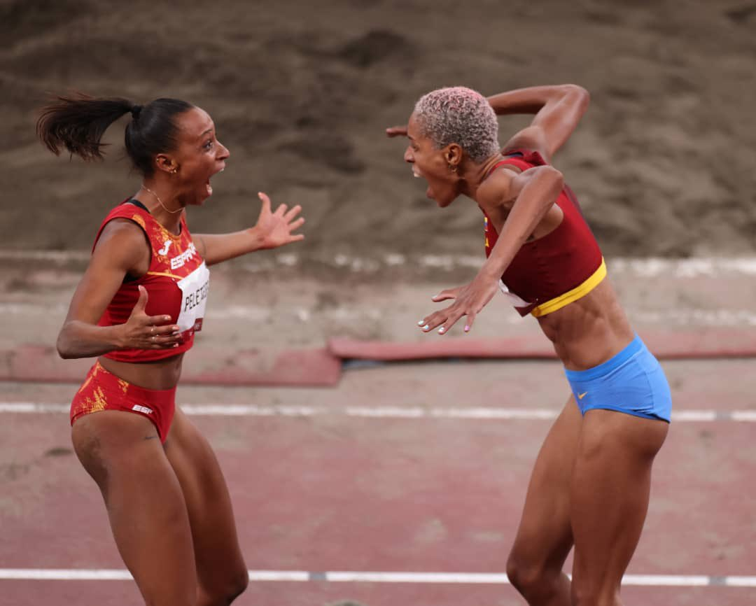 ¡FOTAZA! Yulimar Rojas y Ana Peleteiro celebraron la obtención de medallas de oro y bronce en Tokio 2020