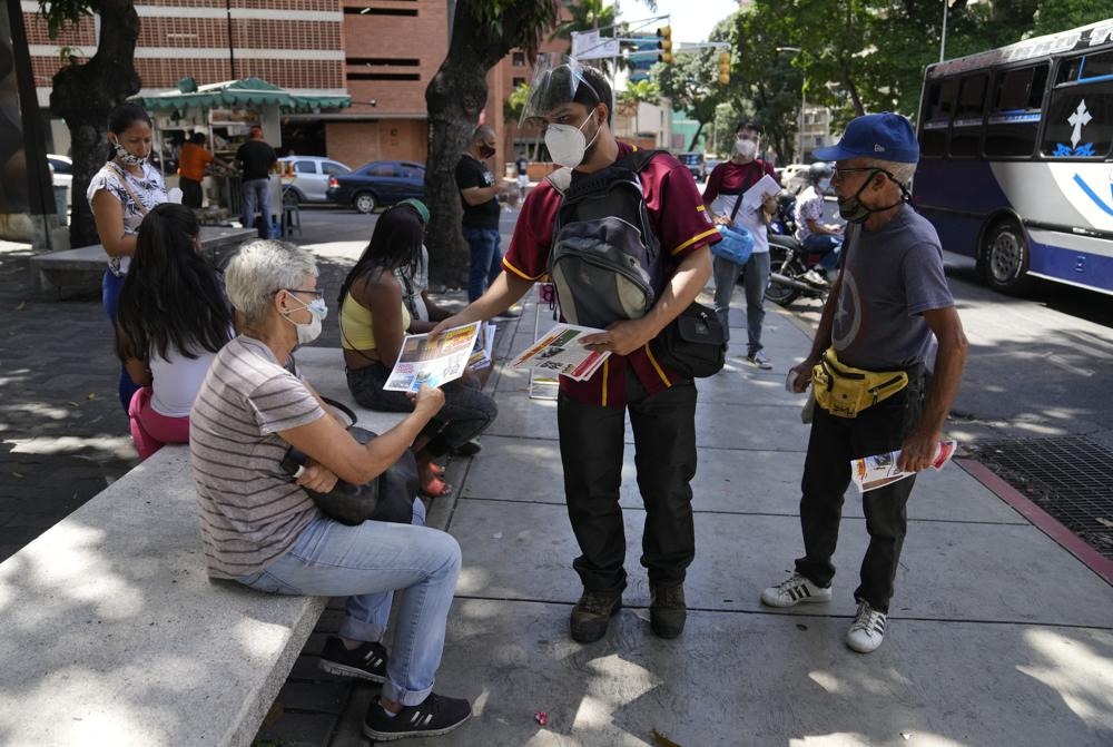 AP: En un autobús o en la calle, periodistas venezolanos intentan llevar noticias a cada rincón