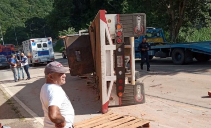 Al menos tres heridos luego que una gandola se volcara en la autopista Valencia-Puerto Cabello