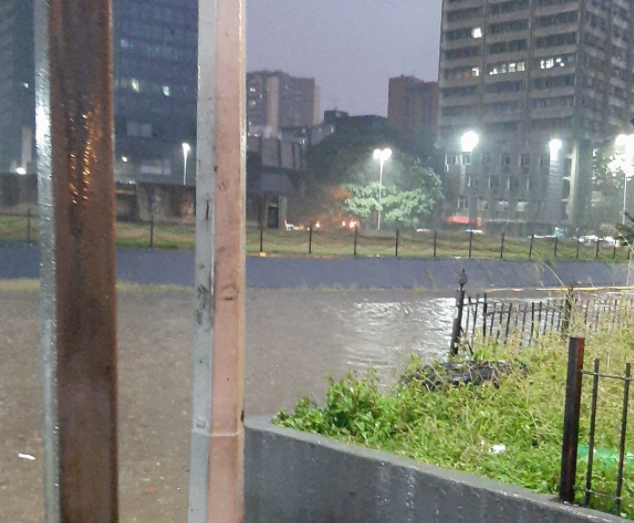 Conductores caraqueños sufren ante colapso de drenajes y fuertes lluvias (Video)