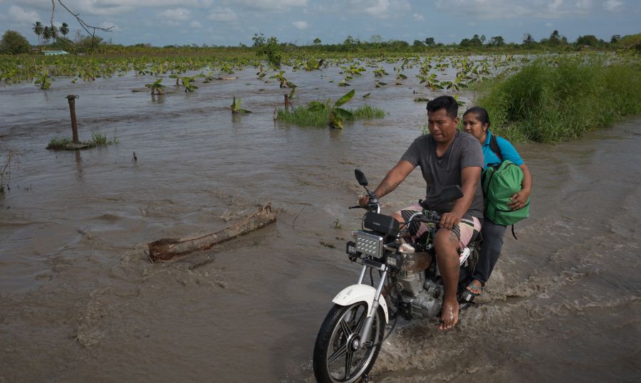 La Fortuna, un pueblo agrícola en Zulia bajo el agua por torrenciales lluvias (Fotos)