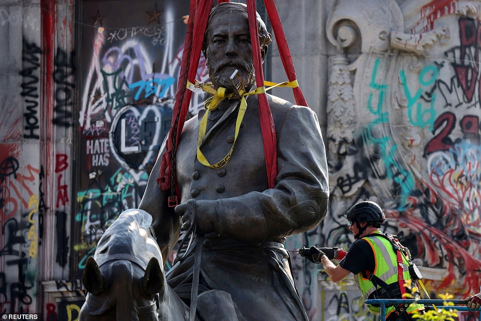 Después de 130 años, retiraron la polémica estatua de Robert E. Lee en la capital de Virginia