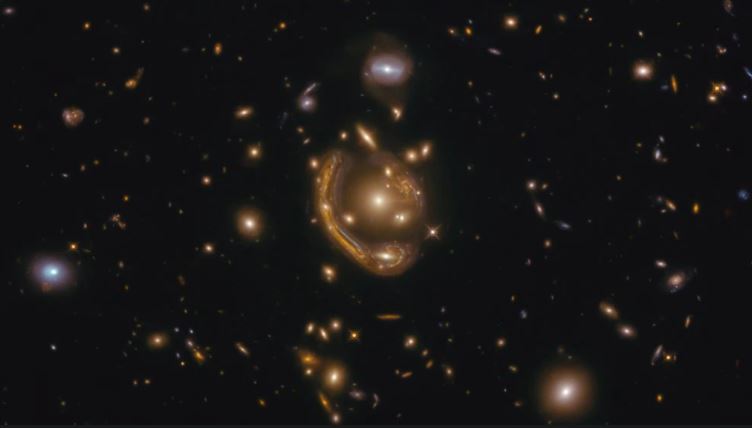 Telescopios en Chile permitieron resolver enigma del “Anillo Fundido” de Einstein