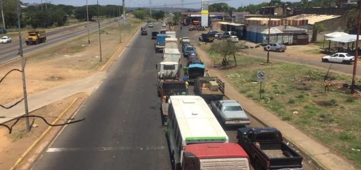 En Bolívar denuncian que hacen colas de al menos tres días para surtir gasolina