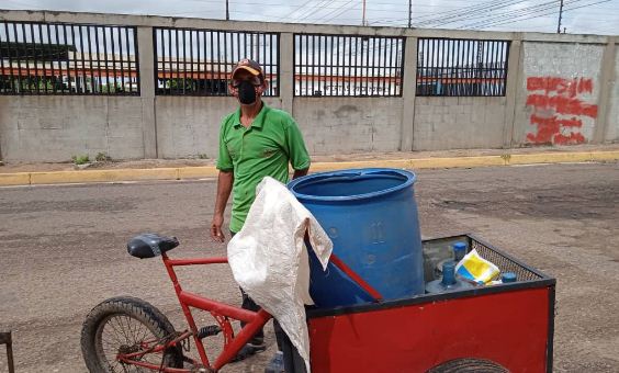 ¡Sin gasolina ni dólares! Los zulianos se las ingenian para llevar agua a sus hogares