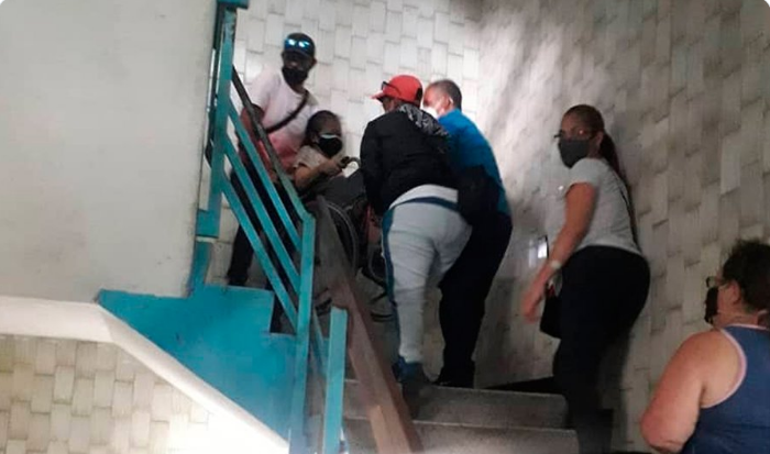 Las DEPLORABLES condiciones de traslado de los pacientes del Hospital Los Magallanes de Catia (FOTO)