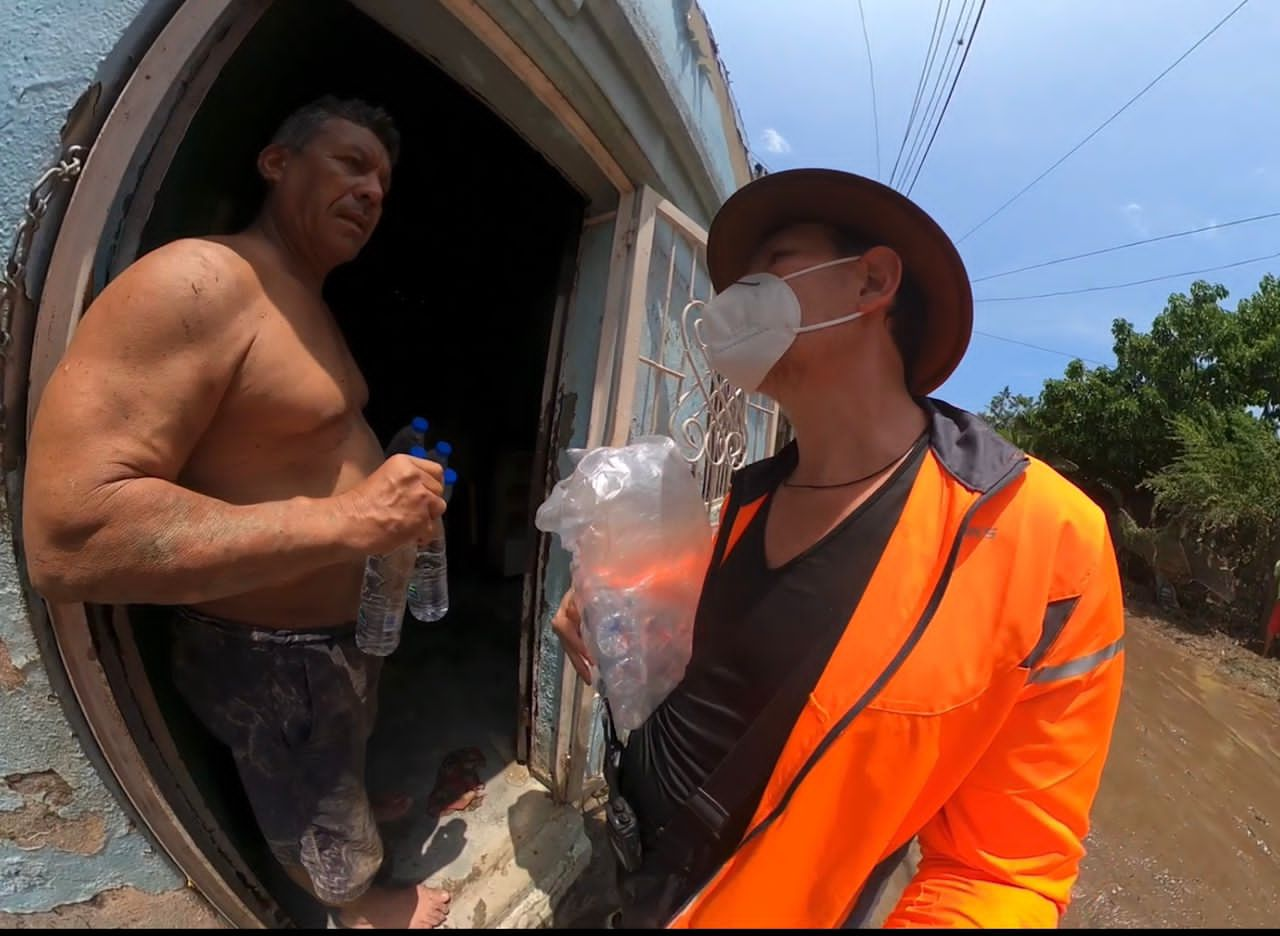 Carlos Lozano “El caminante” recorre zonas de Morón afectadas por las lluvias