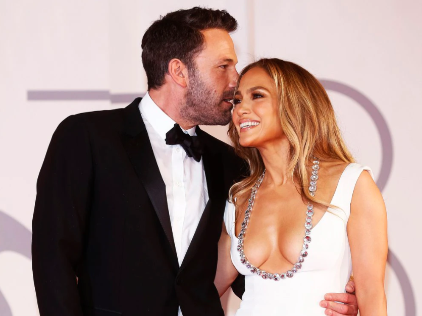 JLo revela la romántica frase que Ben Affleck grabó en su millonario anillo de compromiso