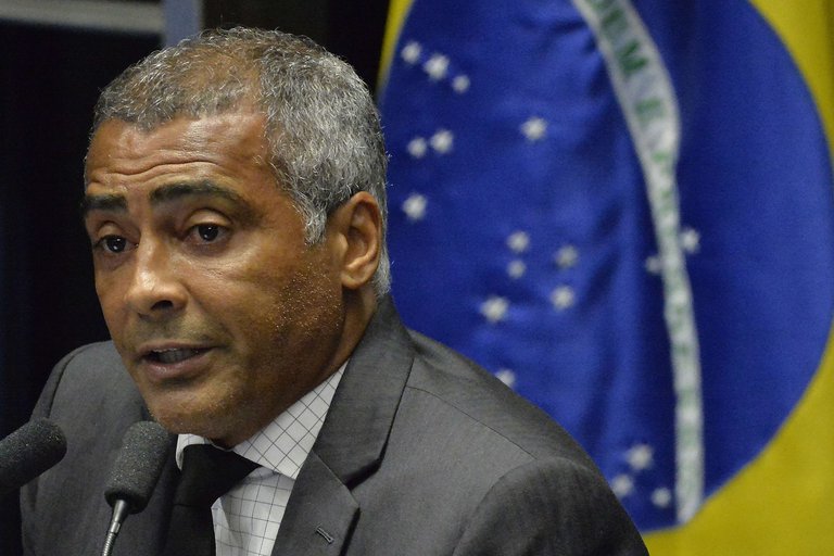 La leyenda del fútbol brasileño Romario fue sometido a una cirugía de emergencia