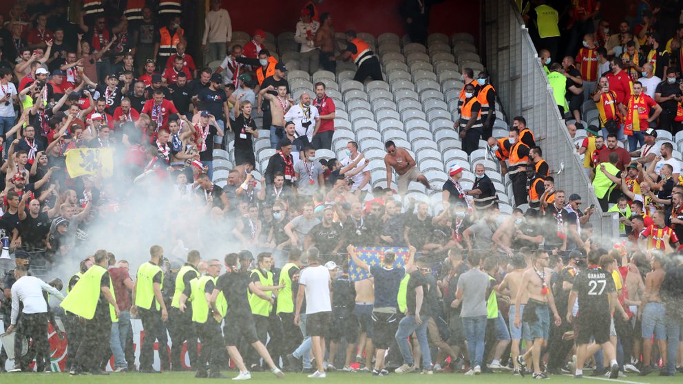 Fanáticos de Lens y Lille invadieron el campo para pelearse entre lacrimógenas (VIDEOS)