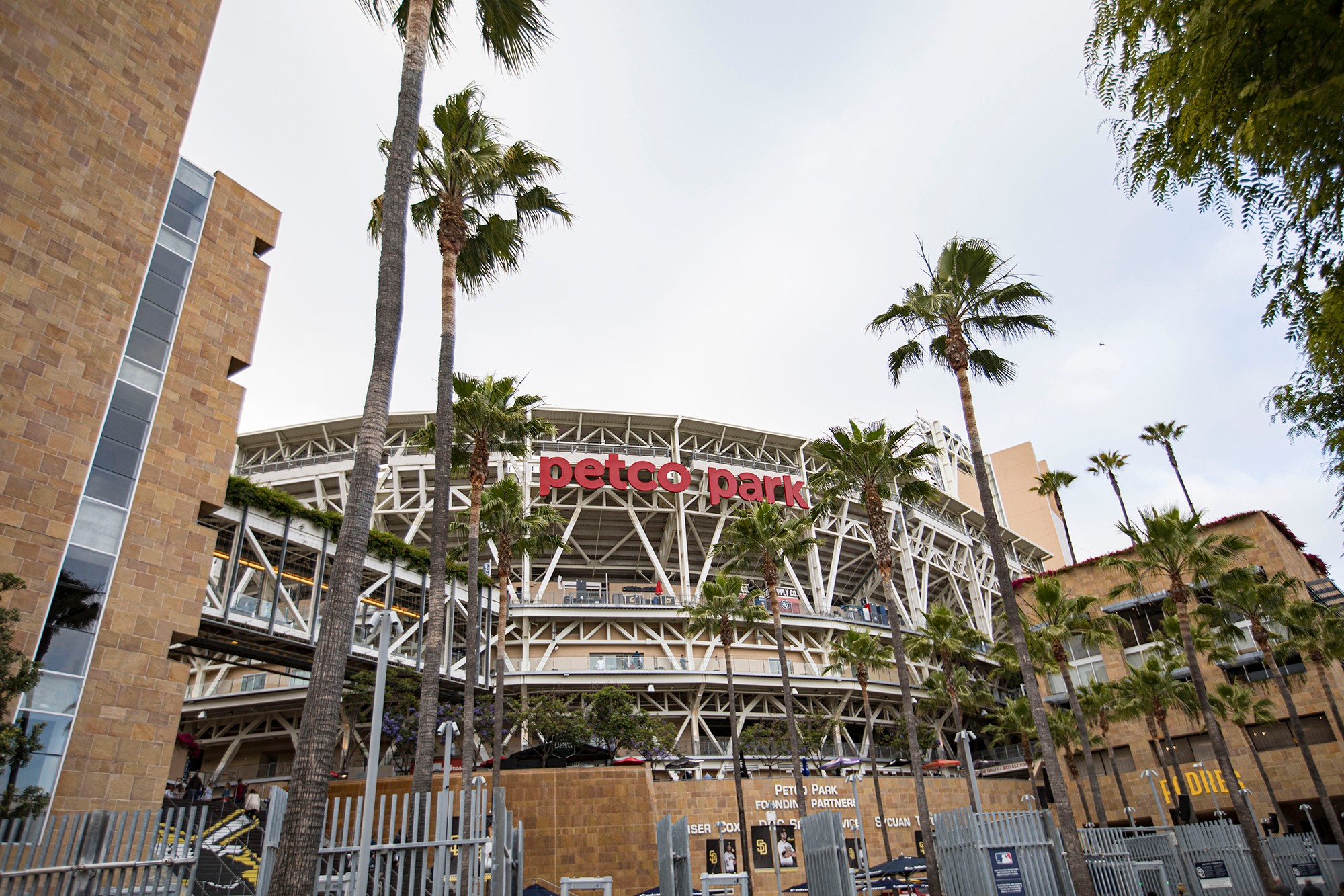 Una mujer y su hijo de dos años murieron tras caer del tercer nivel de un estadio en California