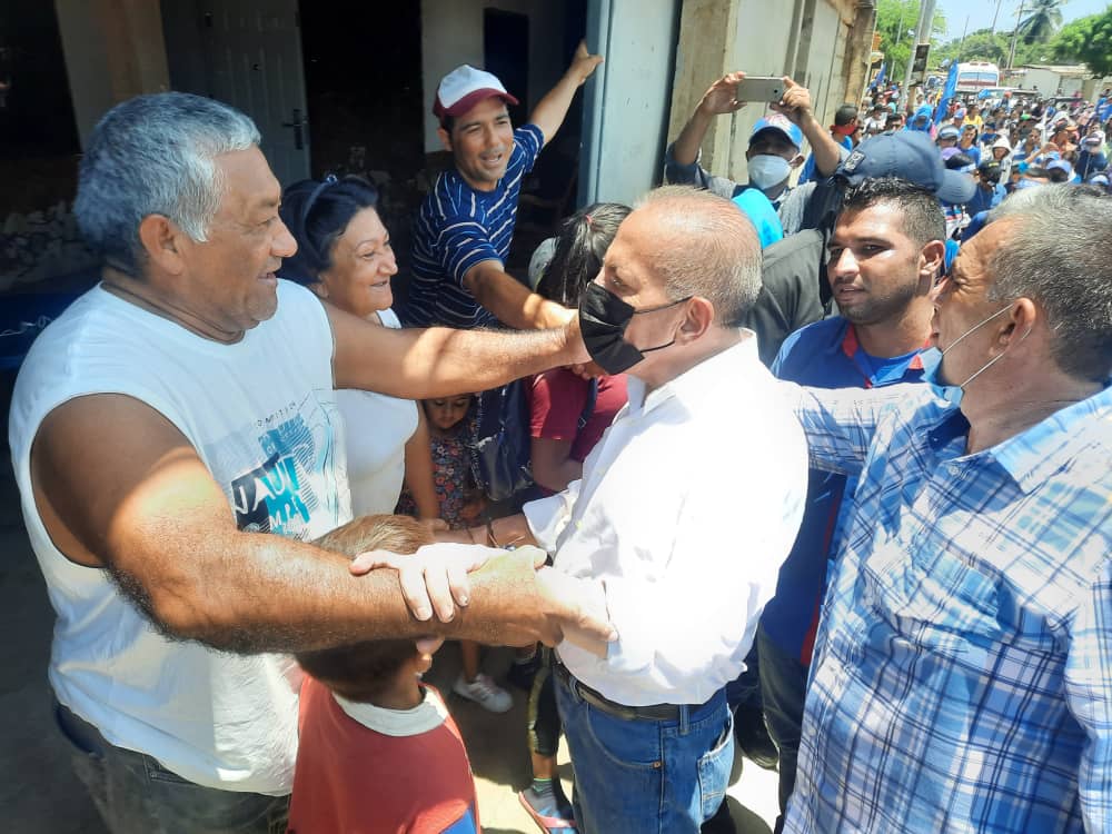 Marenses se desbordan en las calles para recibir a Manuel Rosales