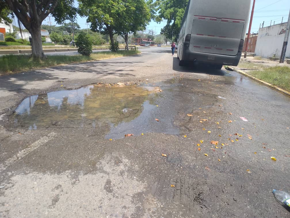 En Puerto La Cruz hay más agua blanca en las calles que en los hogares (Fotos)