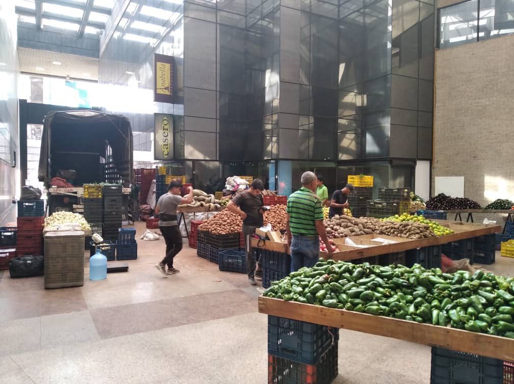 FOTOS: Instalaron pleno mercado solidario en una sede principal de Pdvsa