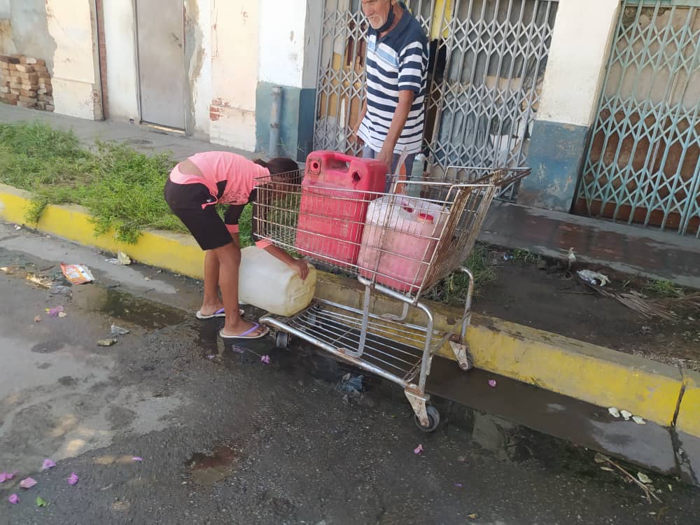 En Porlamar caminan como hormigas para buscar agua (FOTO)