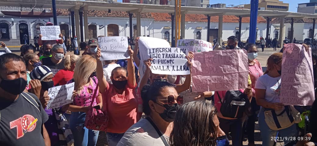 En tribunales de Lara matraquean en dólares a familiares de los presos