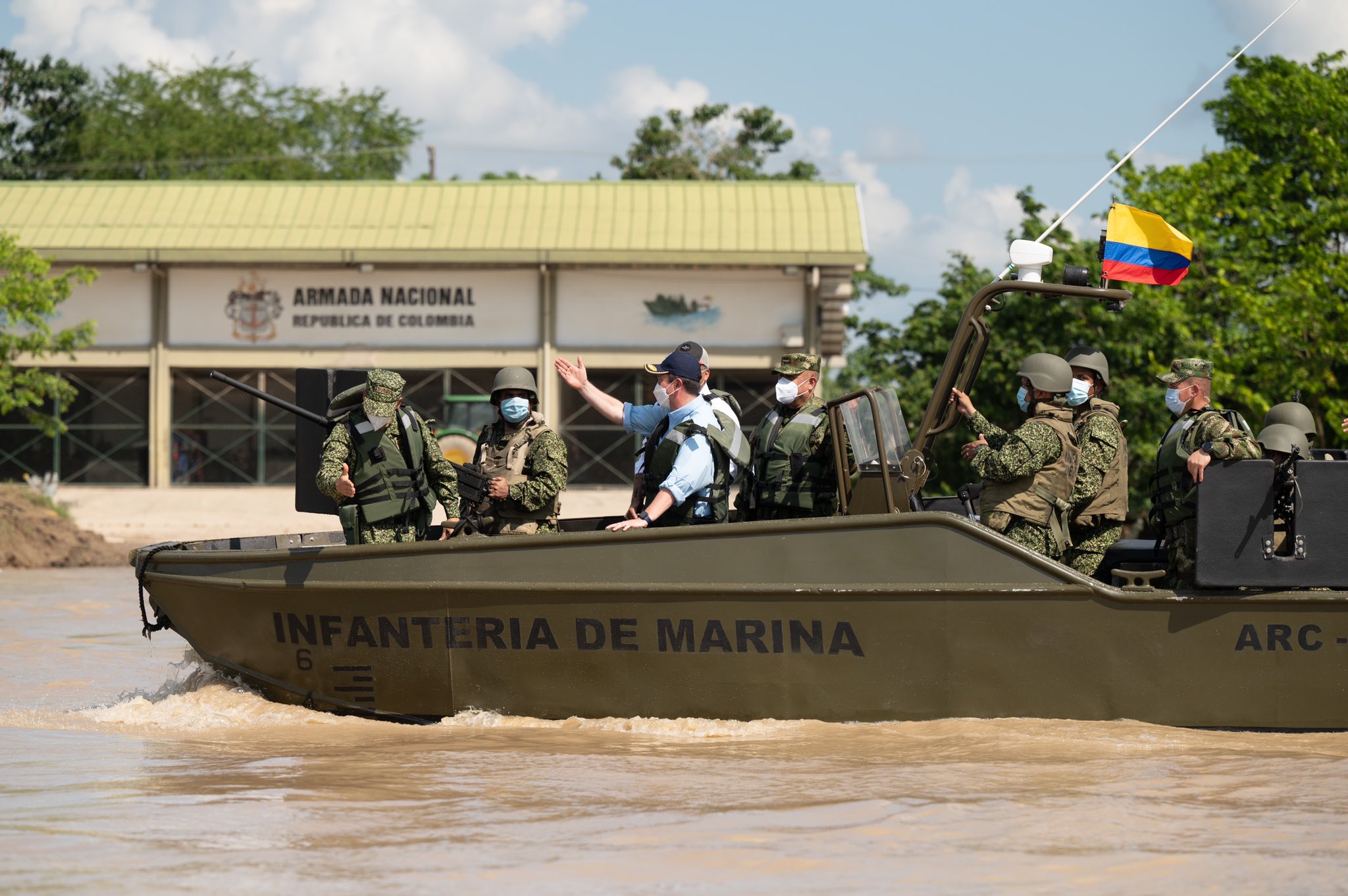 Atentado con explosivo contra fuerzas de seguridad colombianas dejó al menos cinco heridos