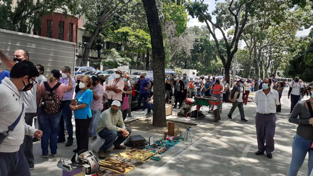 ¡Como magia! Aparecieron las vacunas rusas en el Hotel Alba Caracas tras la protesta de adultos mayores #16Sep (VIDEO)