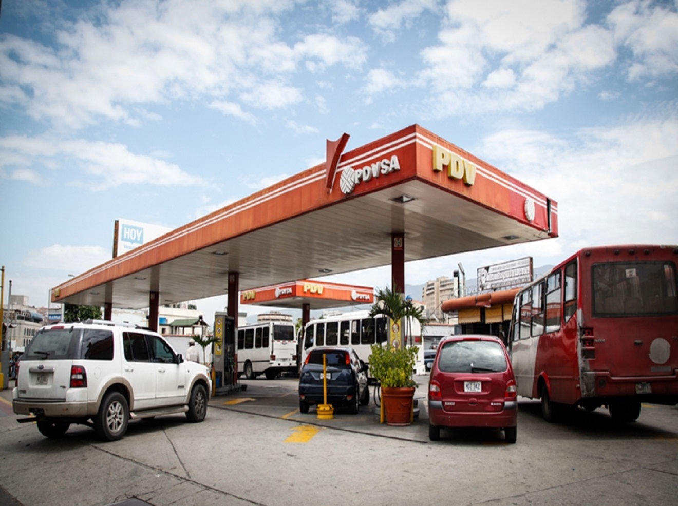 En VIDEO: Se incendió vehículo en una gasolinera cerrada al público en Zulia