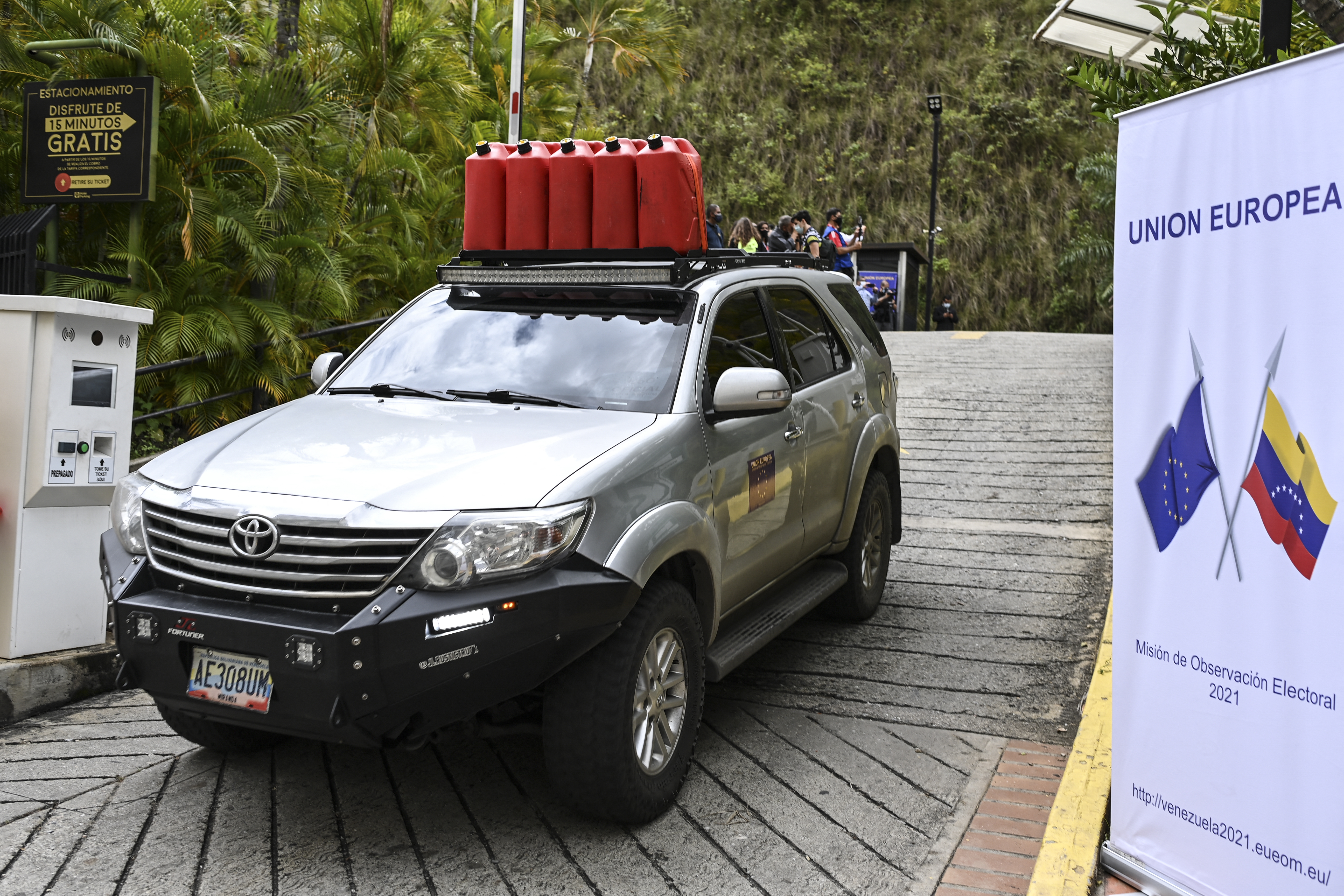 Fotos: Qué tuvieron que hacer los observadores de la UE ante la escasez de gasolina en Venezuela