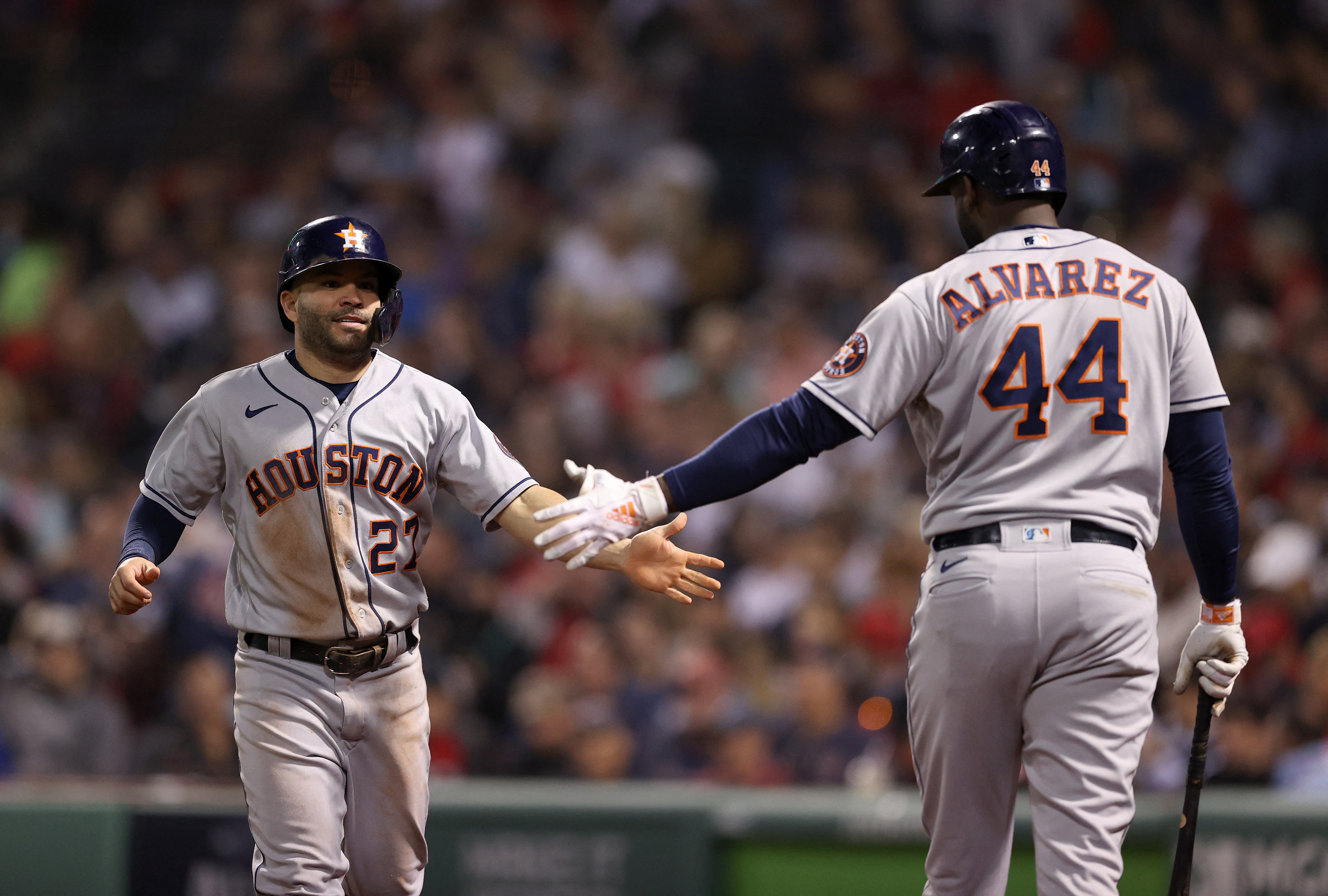 José Altuve aportó carreras para que los Astros se acerquen a la Serie Mundial