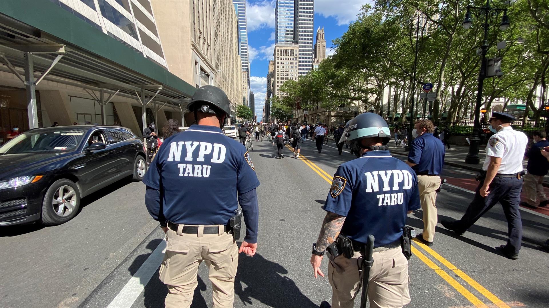 Policías y bomberos de Nueva York continúan desafiando la orden de vacunarse