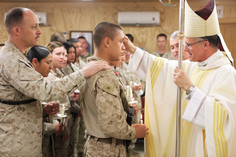 Un arzobispo de EEUU confronta al Papa al autorizar a soldados católicos a que no se vacunen