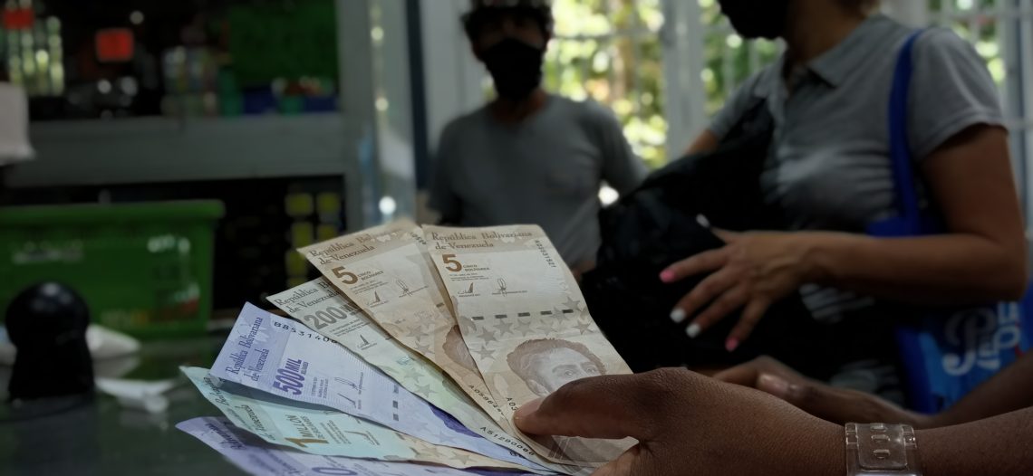 Billetes nuevos causan confusión en las personas adultas