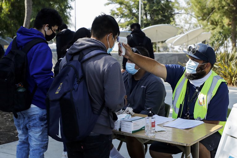 Ocho distritos escolares de Florida serán sancionados por desafiar norma sobre el uso del tapabocas