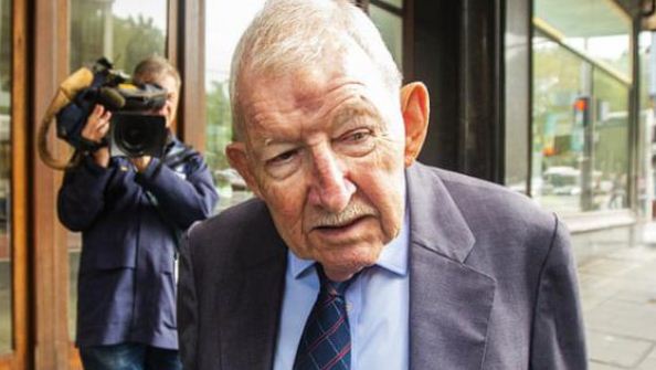 Multimillonario de 84 años, condenado por más de 40 mil imágenes de pornografía infantil