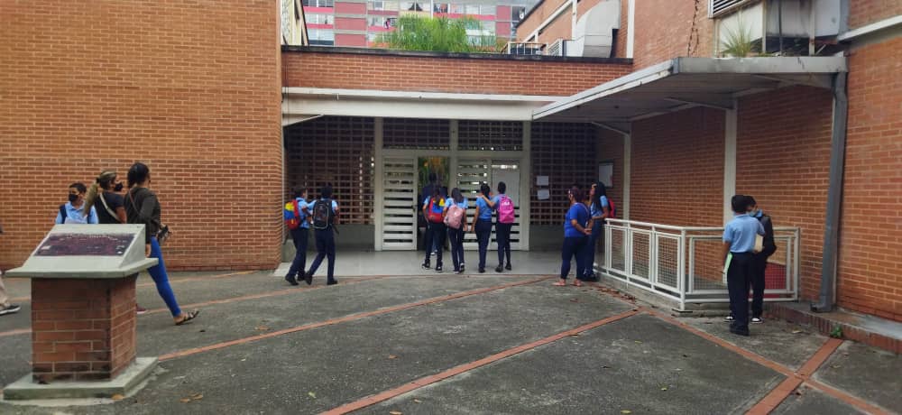 Baja afluencia de estudiantes y la desinformación reinan en Caracas tras el regreso a las aulas este #25Oct