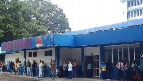 ¡Indignante! Techo de hospital en Guárico cedió y le cayó encima a un abuelo (Fotos)