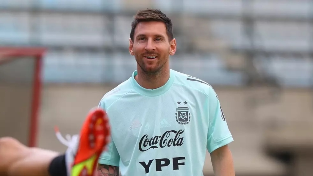 Un niño de 11 años llevó un gracioso cartel dedicado a Messi al entrenamiento de la Selección argentina y fue furor en las redes