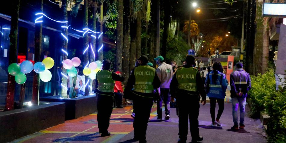 Indignación en Medellín por “turismo sexual”: Llevaban a mujer amarrada con una correa y en ropa interior (Video)