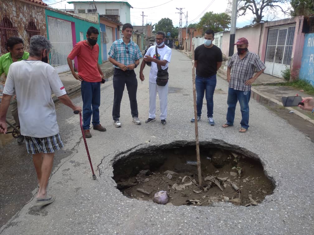 Conductores son víctimas de los huecos en las calles de Santa Rita (FOTOS)