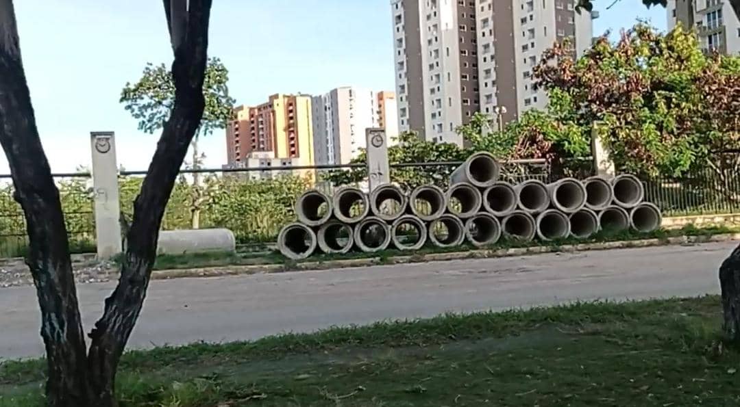 Vecinos quedaron “guindando”: Se llevaron tuberías de El Cercado y no resolvieron problema de cloacas