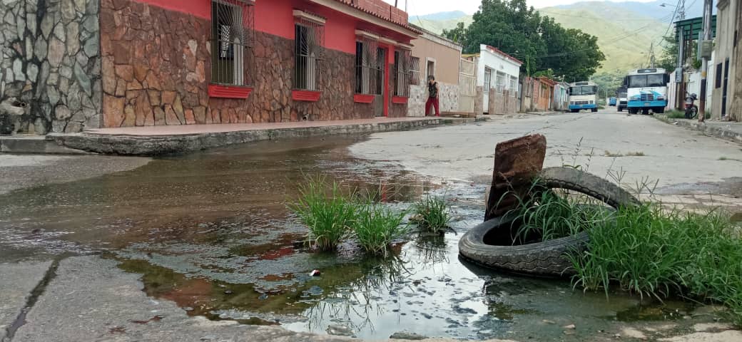 En Las Brisas de Carabobo viven sometidos por la desidia chavista: Sin luz e inundados por aguas negras