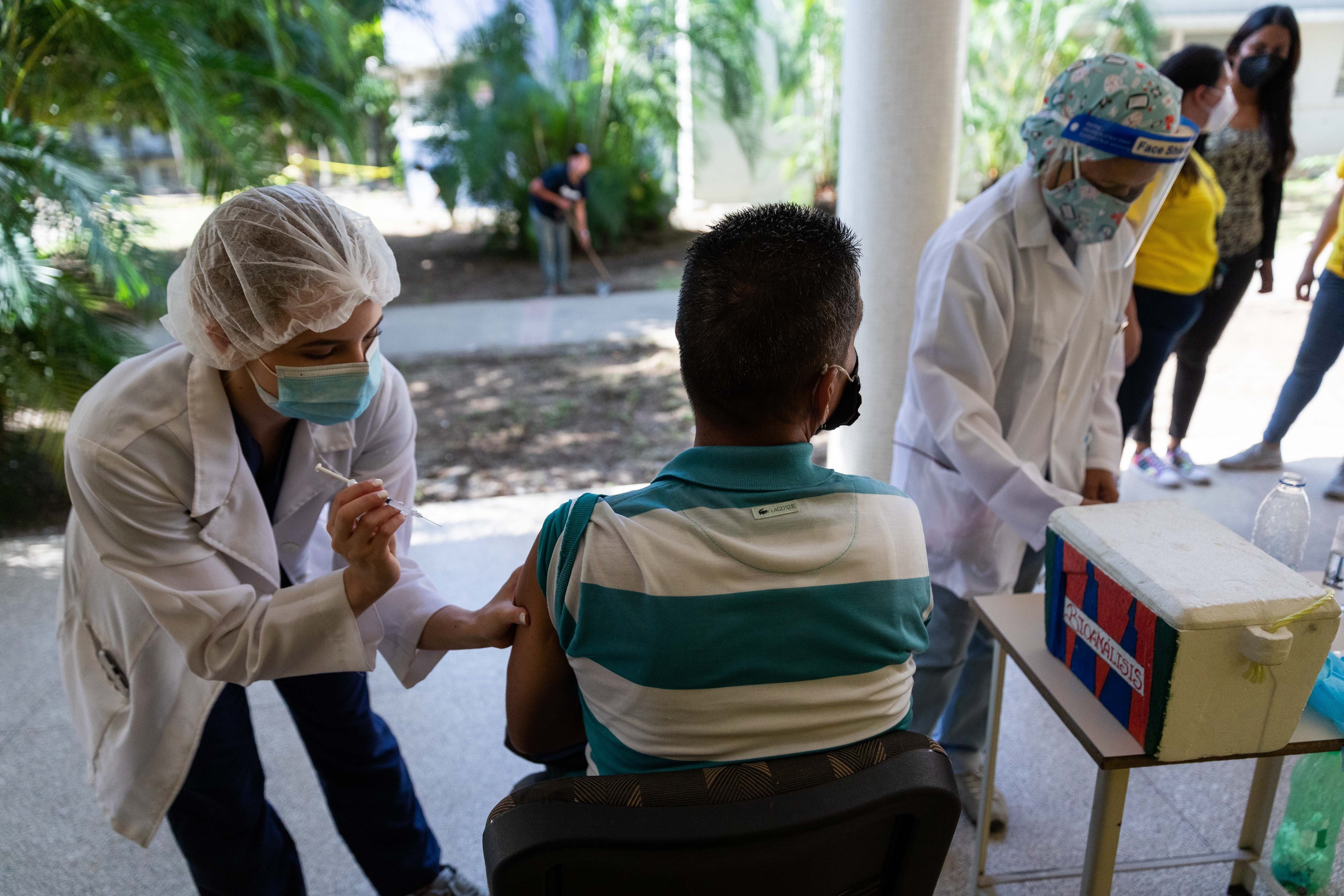 Academia de Medicina instó a los venezolanos a vacunarse contra el Covid-19