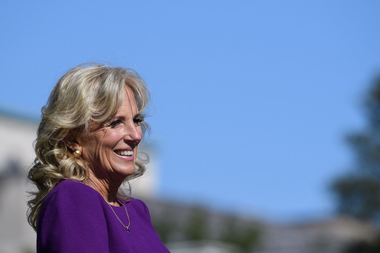 Jill Biden visitará escuela de Nueva York tras presionar por aumentos salariales para los maestros