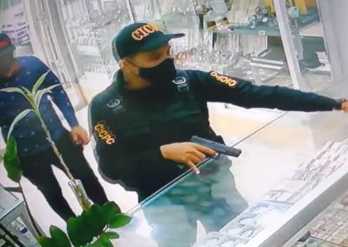 En Valencia, dos hombres vestidos con uniformes del Cicpc robaron una joyería (Fotos)